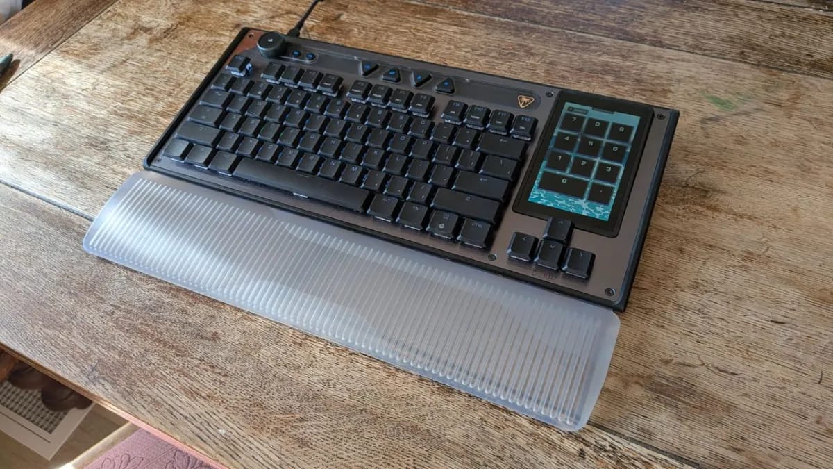 Turtle Beach Command Series KB7 TKL apžvalga: Hall effect jungikliai ir jutiklinis ekranas, prie kurio priprantama