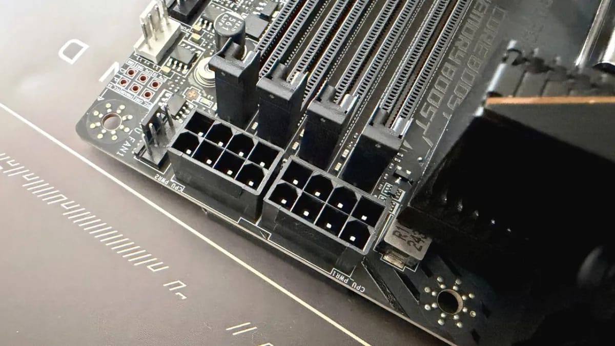 Nutekėjusios trijų jungčių Z990 plokštės rodo, kad galingiausi Intel Nova Lake procesoriai gali naudoti net 474 W