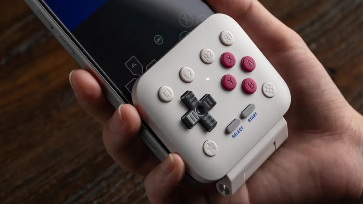 8BitDo pristatė FlipPad – 30 dolerių kainuojantį ir Game Boy dvasia dvelkiantį priedą telefonui