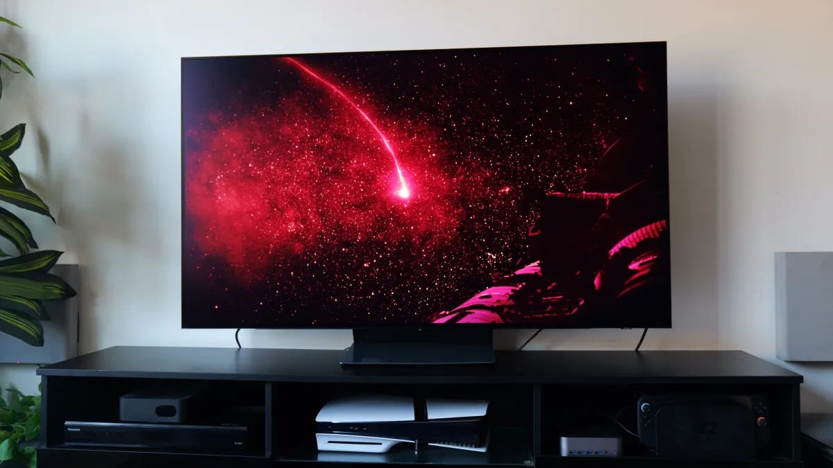 Samsung S90H OLED televizoriaus apžvalga: pažįstama formulė, kuri vis dar puikiai veikia