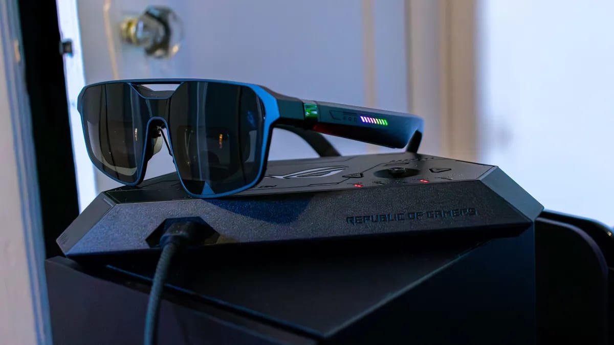 Asus ROG XReal R1 XR akinių apžvalga: puikus ekranas, prasta stotelė ir didžiulė kaina