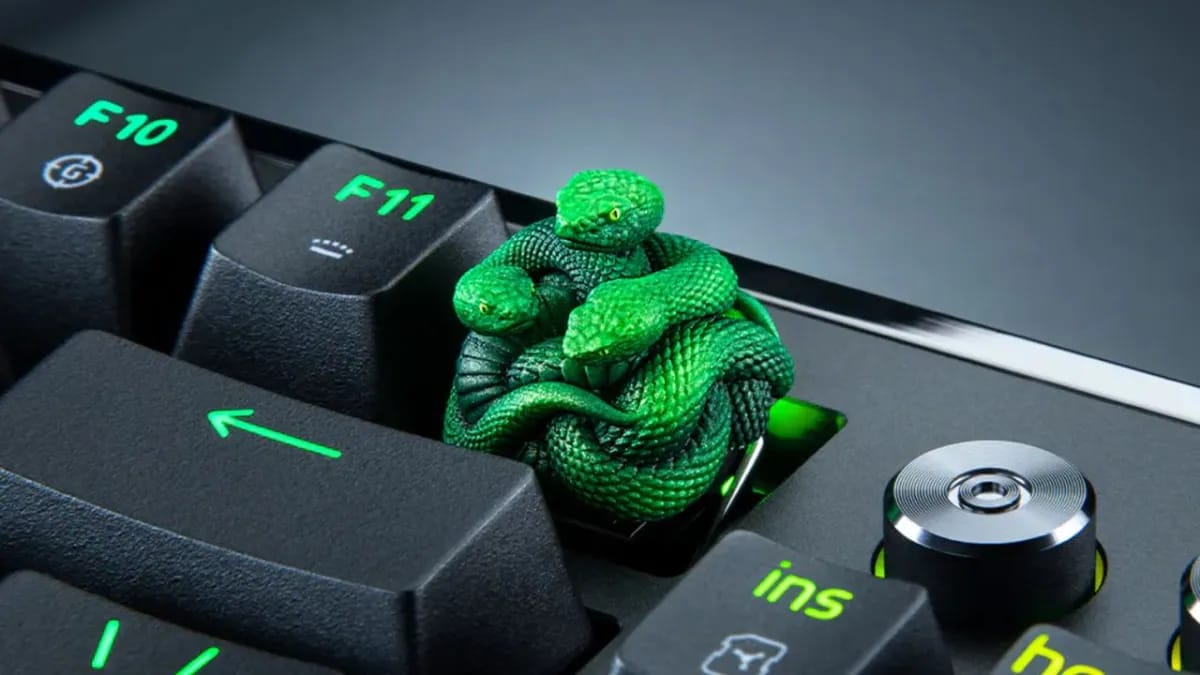 Razer pristatė 90 dolerių kainuojantį rankų darbo klavišo dangtelį su gyvatėmis, kviečiantį prisijungti prie „Razer kulto“