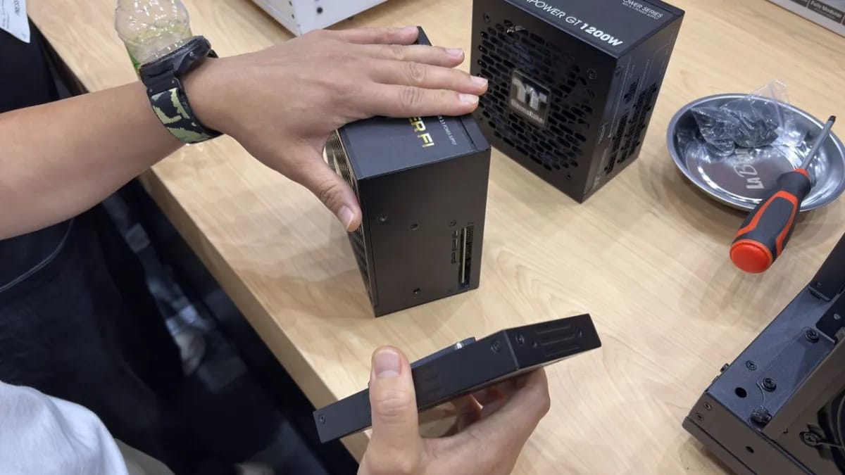 Thermaltake Dockpower: PSU, kuris padalintas į dvi dalis – ir tai yra funkcija