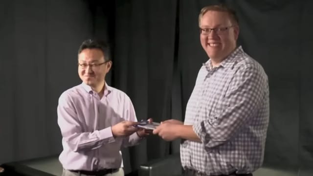 Buvę PlayStation vadovai atkartojo kultinį žaidimų dalijimosi video – tik šįkart be jokių žaidimų rankose